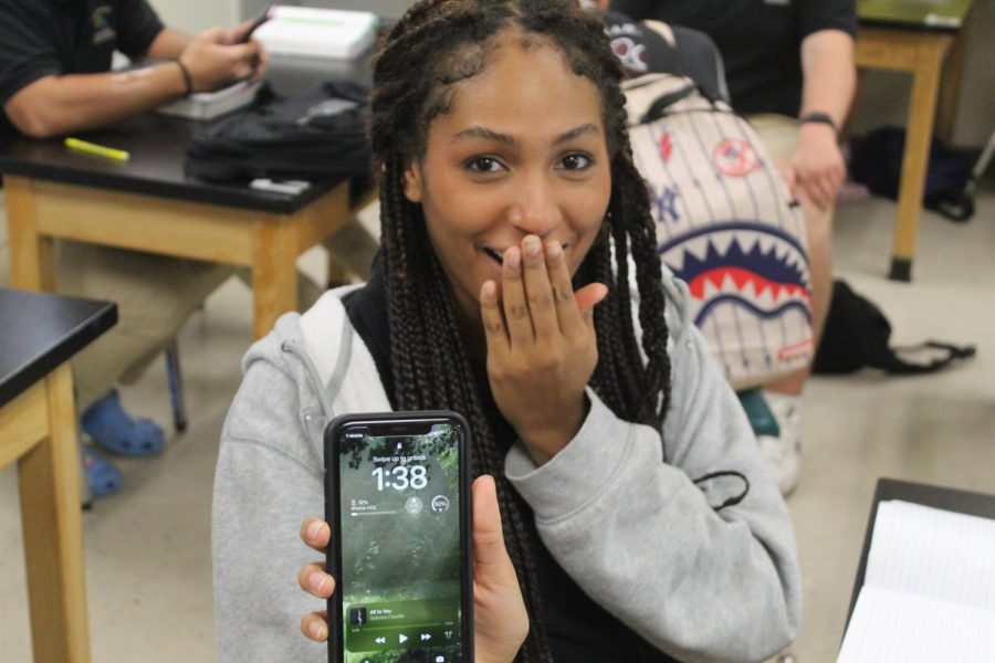 A student reveals her revamped lock screen after Apple’s iOS 16 update. iOS 16 offered a whole bunch of new features, however students were most fond of the ability to customize the lock screen, having the weather, battery life, and album art (to name a few) uniquely displayed.