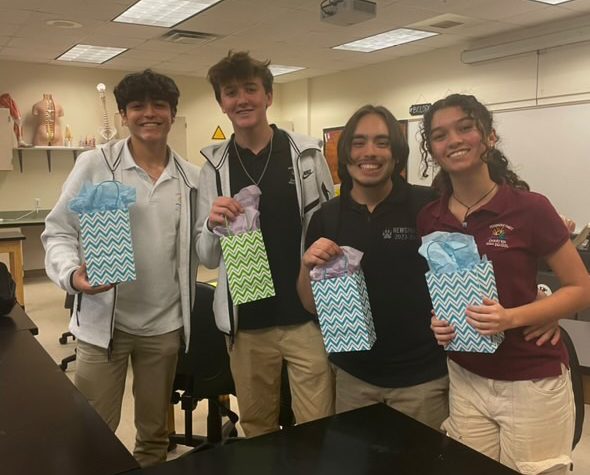 Above, the winners of the tournament (Manuel Roz, Alexander Vermillion, Evan Omana, Yasmin Dominguez, left to right) hold their prizes, which contained gift cards to student favorite locations like Chipotle and Jeramiah’s Italian Ice. 
