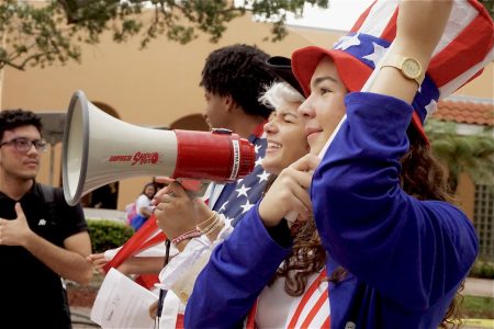 Seniors dressed as Founding Fathers giggle as they recite their assigned article.
Photo by: <a href="https://ppchsnews.com/staff_profile/gianna-medina/">Gianna Medina</a>
